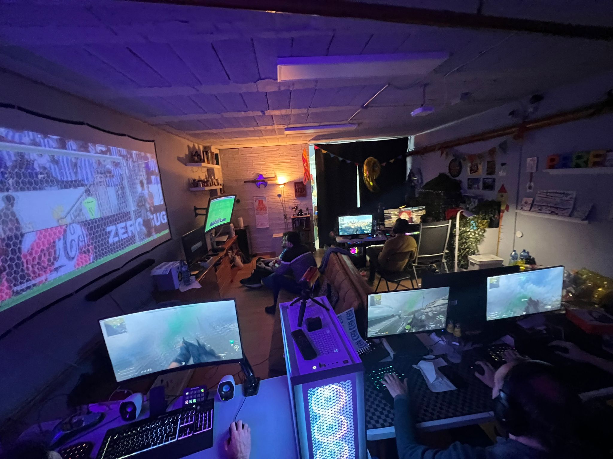 La base de operaciones BTTLK con luces de ambiente y PC de gama alta