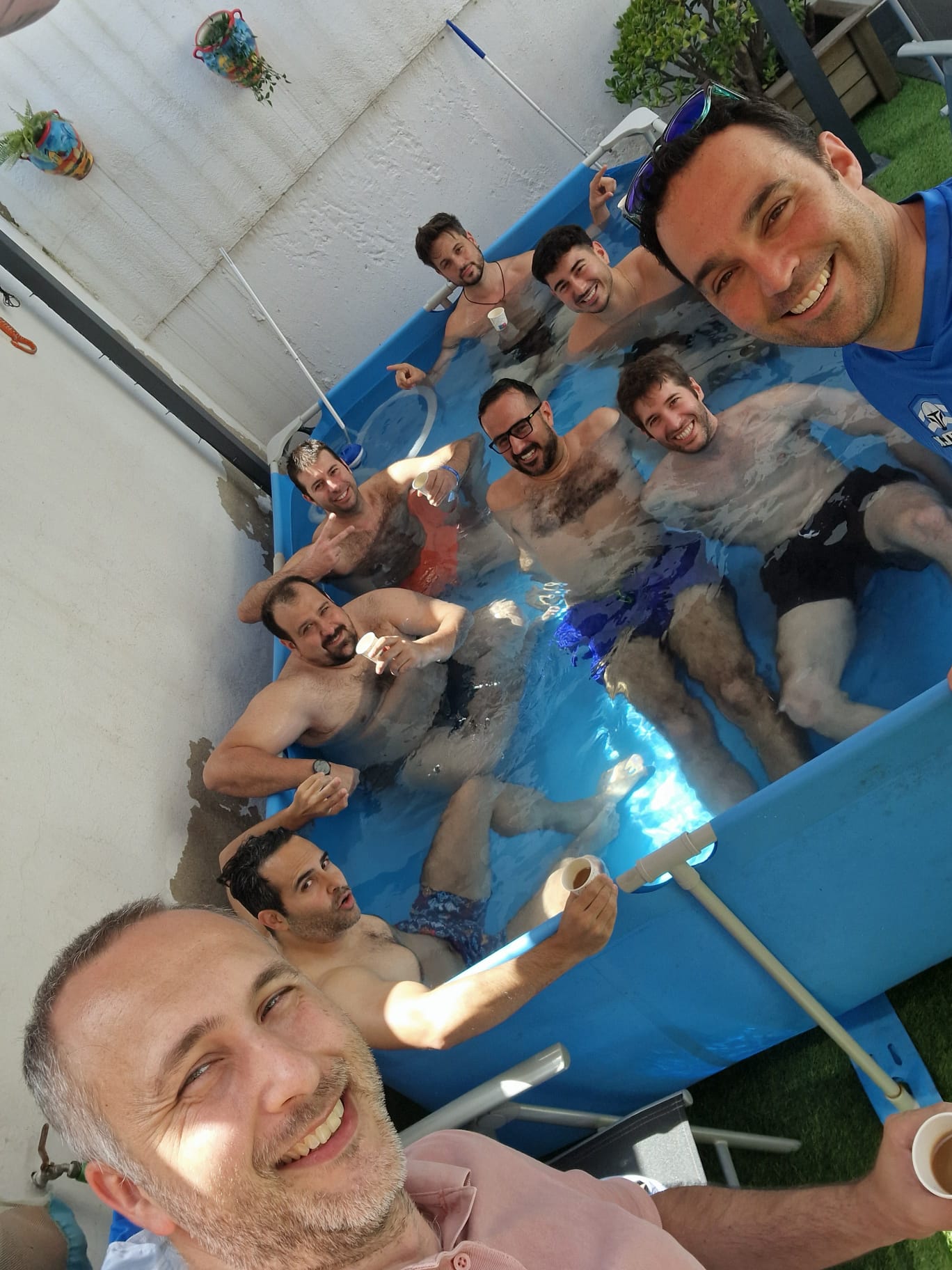 El equipo en la piscina celebrando el verano con la camiseta BTTLK visible