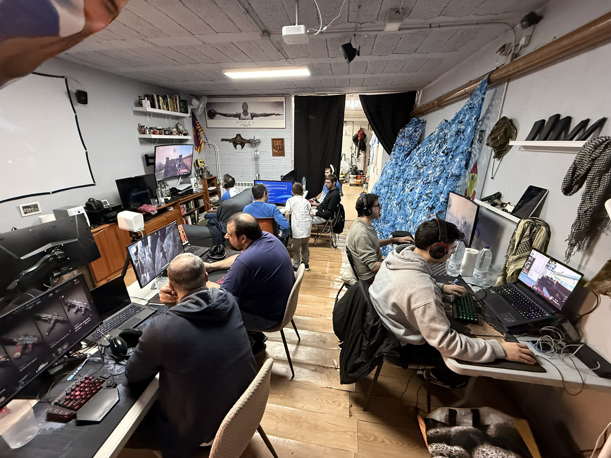 Sesión de Warzone nocturna con el equipo jugando en la base