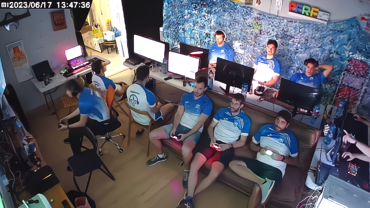 LAN Party BTTLK — todos en acción frente a los monitores con camisetas del equipo