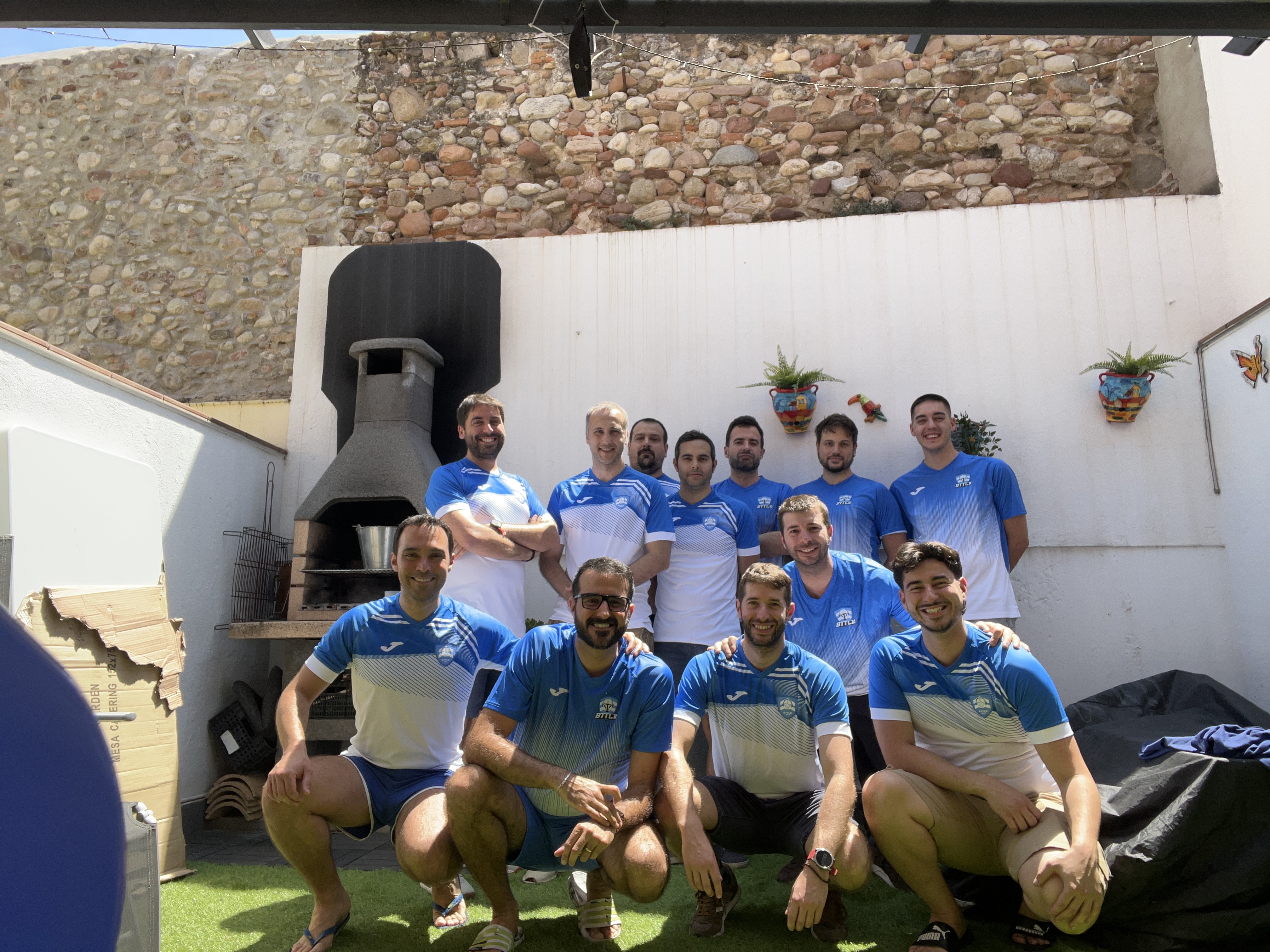 Foto de grupo del equipo BTTLK en la terraza con camisetas oficiales Joma