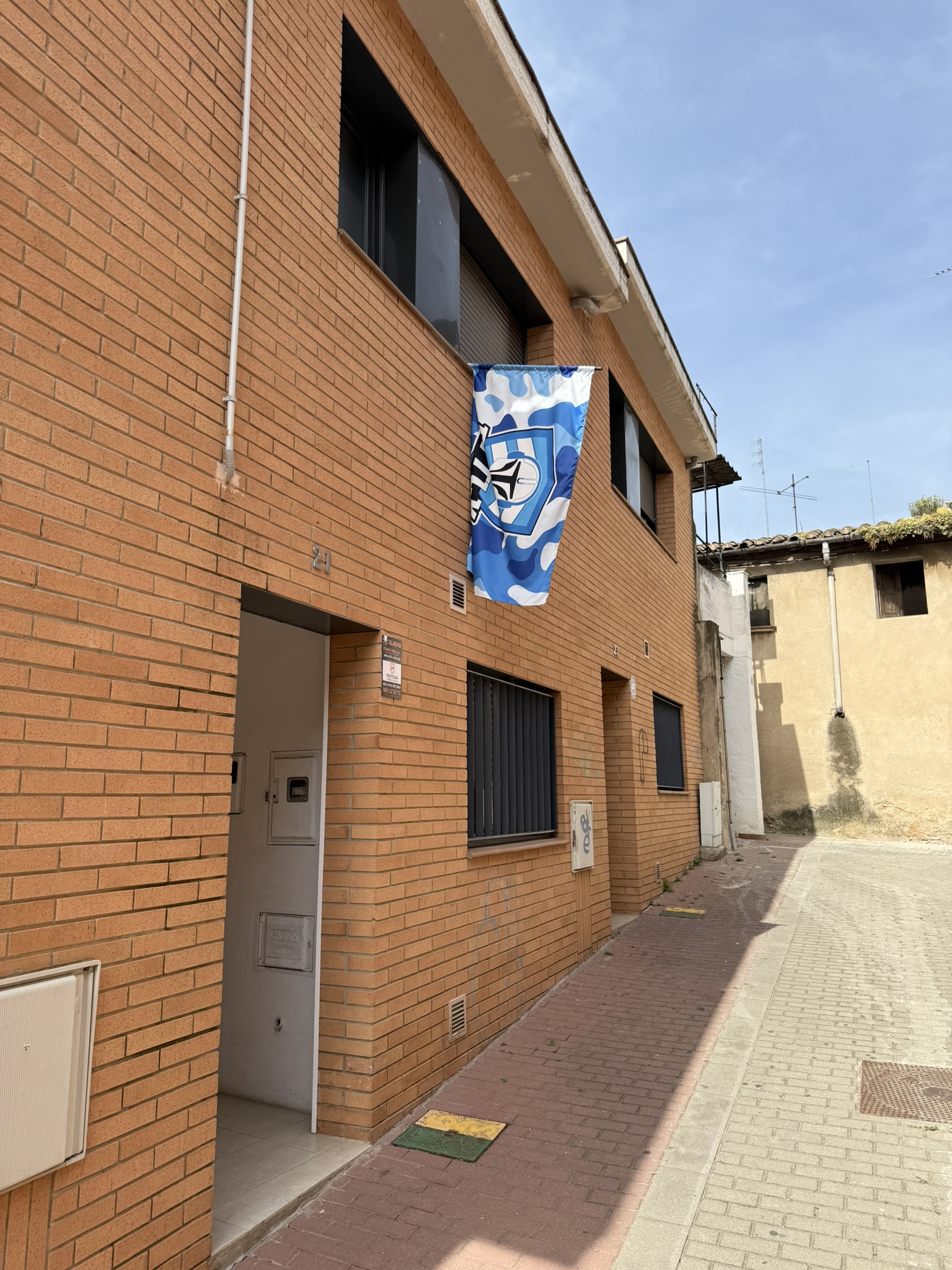 Entrada de la base de operaciones con la bandera BTTLK colgada en la fachada